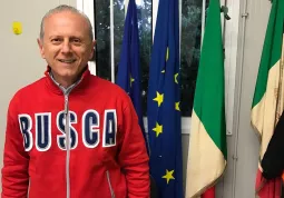 Luca Maria Giuseppetti, sindaco di Caldarola, indossa la felpa donata dalla delegazione buschese